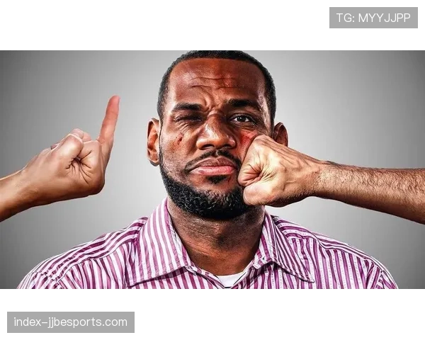 观众席花絮:小球迷举牌祝福复出詹姆斯,获签名球衣 观众席花絮:小球迷举牌祝福复出詹姆斯,获签名球衣