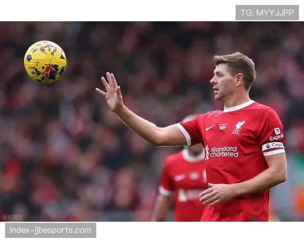 利物浦赛前合影留念，致敬传奇队长杰拉德诞辰